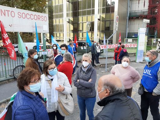«Sembra di essere tornati a marzo»: la protesta degli operatori sanitari a Pinerolo [VIDEO]