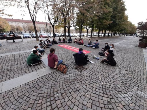 Gli studenti delle superiori di Pinerolo non rispondono all’appello di scendere in piazza [FOTO e VIDEO]