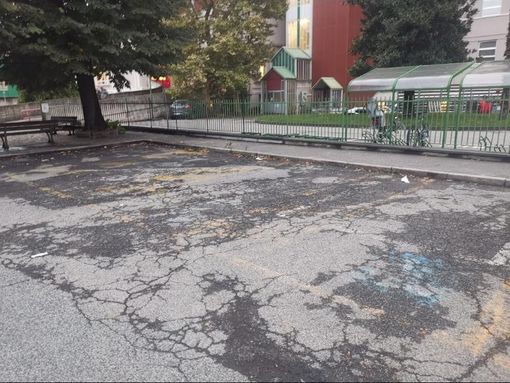 Le strisce praticamente scomparse di fronte all’ospedale Le strisce praticamente scomparse di fronte all’ospedale