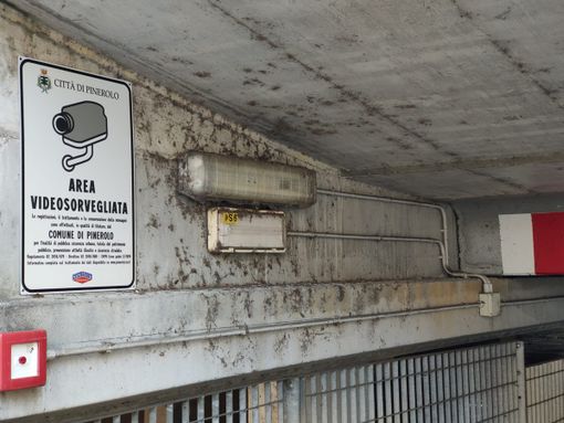 Il cartello che annuncia che l'area del parcheggio interrato è videosorvegliata Il cartello che annuncia che l'area del parcheggio interrato è videosorvegliata