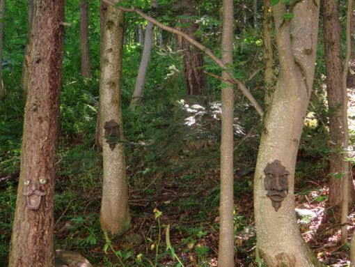 Volti sugli alberi del sentiero dei bambini