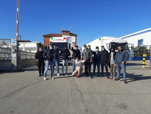 I lavoratori in sciopero di fronte alla Raspini di Scalenghe I lavoratori in sciopero di fronte alla Raspini di Scalenghe