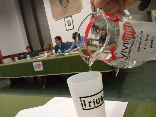 L’Amministrazione di Torre Pellice è più ecologica: via la plastica in Consiglio e una bici donata ai dipendenti