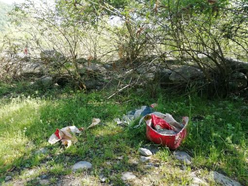 Rifiuti nei boschi a Torre Pellice Rifiuti nei boschi a Torre Pellice