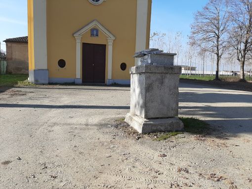 La croce abbattuta a Quintanello La croce abbattuta a Quintanello
