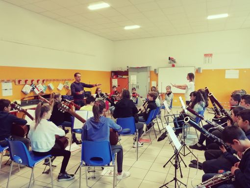 La musica dei ragazzi delle medie di Vigone arriva in casa di riposo