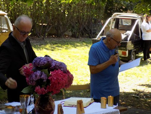 Remo Laggiard (a destra) al trentennale dell’Avass di Villar Perosa nel 2019 con il vescovo Derio Olivero