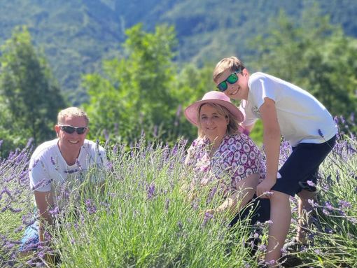 Marco Sollier e la sua famiglia nel campo di lavanda