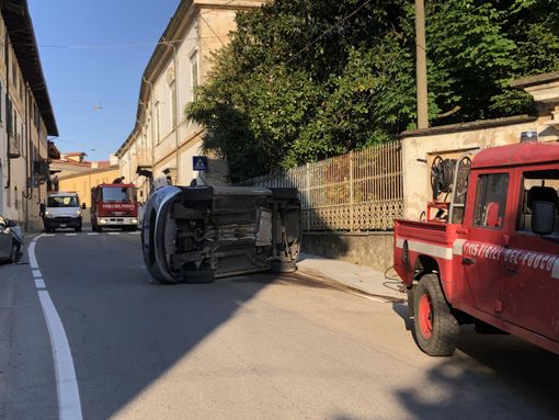 Scontro tra due auto in centro a Bricherasio