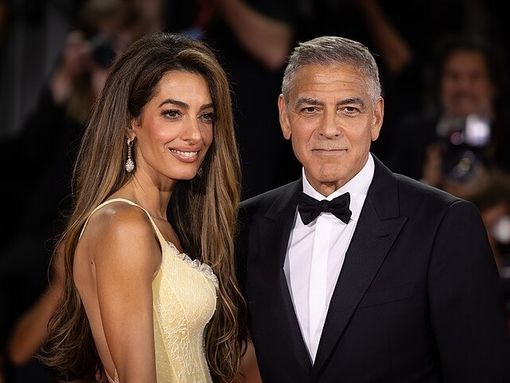 Nell’agosto 2016, George Clooney e sua moglie Amal hanno dato vita alla Clooney Foundation for Justice Nell’agosto 2016, George Clooney e sua moglie Amal hanno dato vita alla Clooney Foundation for Justice