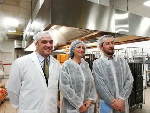 L'assessora all'istruzione visita i centri di cottura dei pasti della ristorazione scolastica L'assessora all'istruzione visita i centri di cottura dei pasti della ristorazione scolastica