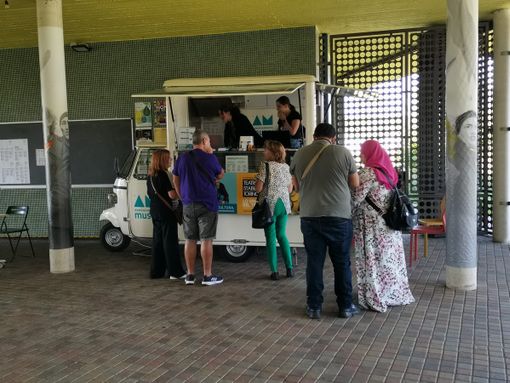 La biglietteria di Teatro Stabile e Abbonamento Musei diventa “mobile” grazie a un'Ape Piaggio La biglietteria di Teatro Stabile e Abbonamento Musei diventa “mobile” grazie a un'Ape Piaggio