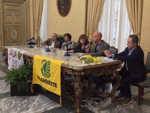 La campagna #salvailsuolo fa tappa in Consiglio Regionale
