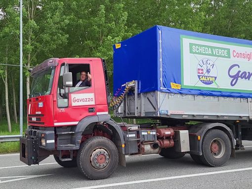 Gianluca Gavazza fa la campagna elettorale nel Torinese a bordo del suo tir Gianluca Gavazza fa la campagna elettorale nel Torinese a bordo del suo tir
