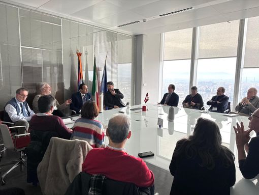 incontro attorno a un tavolo incontro attorno a un tavolo