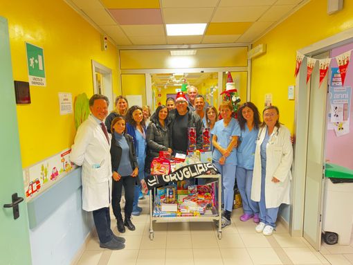 Donati regali e giocattoli per i bimbi dell'ospedale di Rivoli Donati regali e giocattoli per i bimbi dell'ospedale di Rivoli