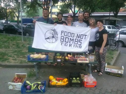 Torino, “Il cibo è un diritto”: oggi e domani Food not bombs organizza la raccolta ai mercati