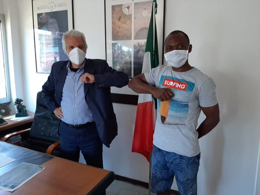 Rivalta, il sindaco iscrive all'anagrafe comunale un migrante nigeriano