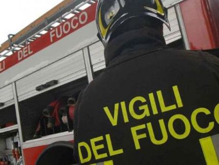 La casa brucia per una sigaretta lasciata accesa: un anziano resta intrappolato La casa brucia per una sigaretta lasciata accesa: un anziano resta intrappolato