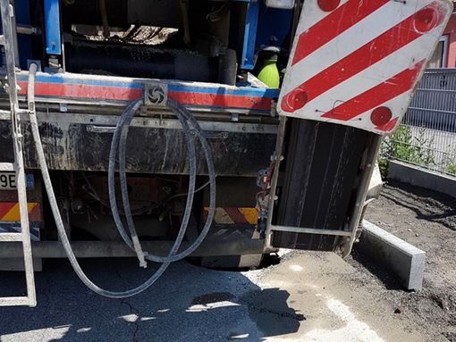 Volpiano: cedimento in via Trieste, chiusura della strada fino al 14 maggio Volpiano: cedimento in via Trieste, chiusura della strada fino al 14 maggio