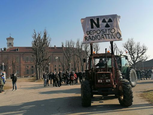 Trattori in parata contro il nucleare