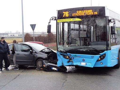 incidente di un pullman di linea con un'auto incidente di un pullman di linea con un'auto