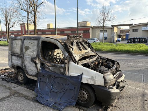 Il Doblo andato a fuoco in strada del Drosso Il Doblo andato a fuoco in strada del Drosso