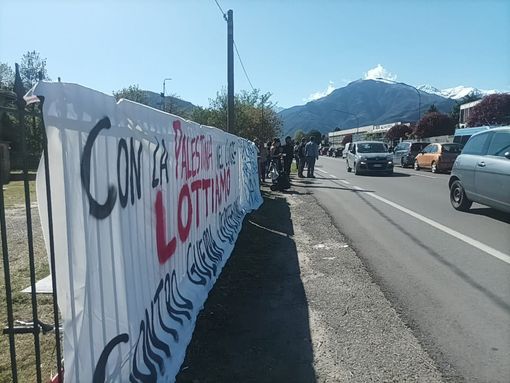 Manifestazione contro le armi e la guerra davanti alla Collins Aerospace a Luserna San Giovanni [VIDEO]