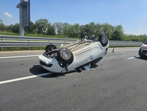 Brutto incidente sull'autostrada A5: auto si ribalta