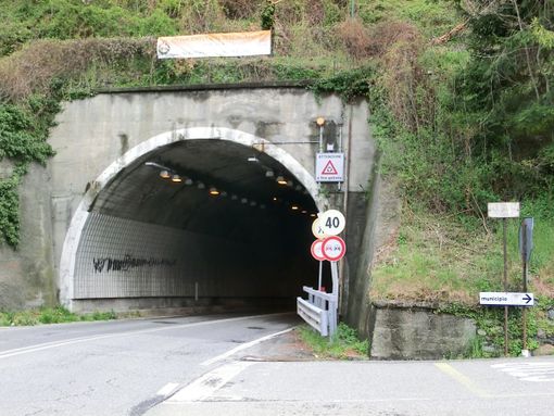 Ciclista investito da un 85enne nella galleria vietata alle bici, 60enne finisce in ospedale Ciclista investito da un 85enne nella galleria vietata alle bici, 60enne finisce in ospedale