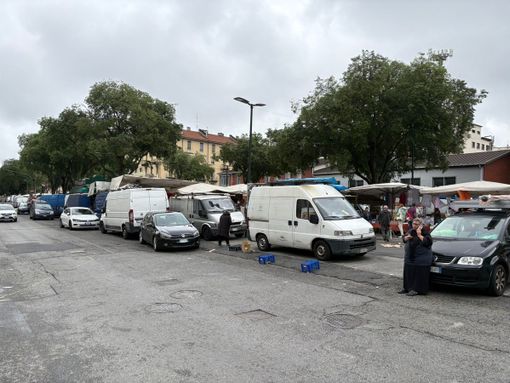 Paura al mercato di Santa Rita, ambulante accerchiata e importunata dal &quot;branco&quot;