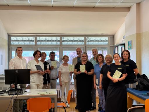 La consegna della sonda all'ospedale di Carmagnola