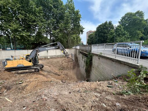 Ruspe in azione nel trincerone di via Cigna: sgomberato l’insediamento abusivo Ruspe in azione nel trincerone di via Cigna: sgomberato l’insediamento abusivo