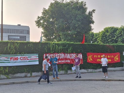Volantinaggio dei sindacati all'esterno dell'Italdesign di Moncalieri