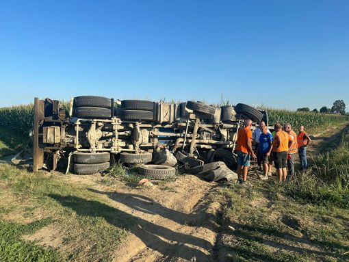 Camion fuori strada a Carmagnola: chiusa via Poirino