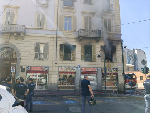 Incendio nel cuore di Porta Palazzo: fiamme distruggono alloggio