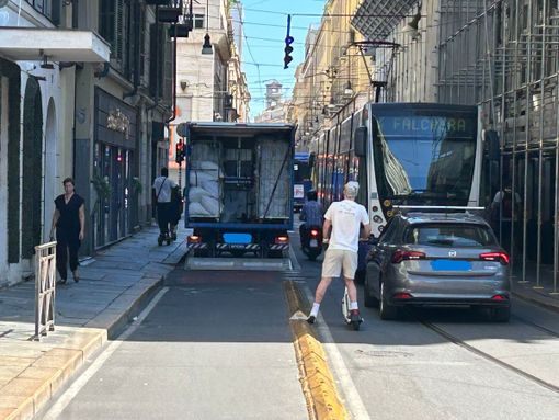 Mezzi lasciati sulle piste ciclabili di Torino