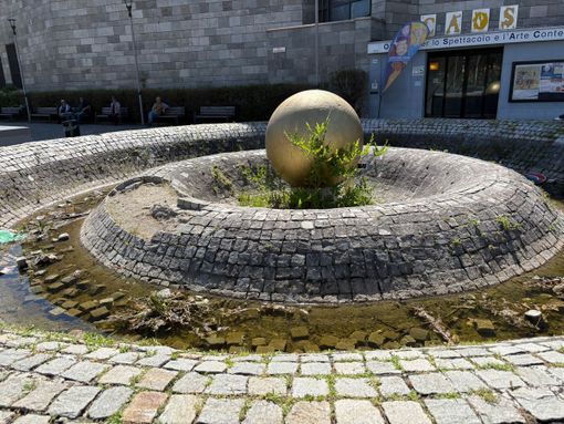 Le condizioni della storica fontana Le condizioni della storica fontana
