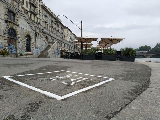 Ai Murazzi è comparso uno spazio per gli abbracci Ai Murazzi è comparso uno spazio per gli abbracci