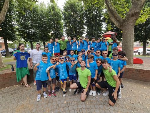 I giovani di Beinasco dopo aver ripulito il parco di via De Nicola