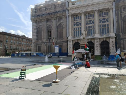 Attivisti Pro Pal in piazza Castello Attivisti Pro Pal in piazza Castello