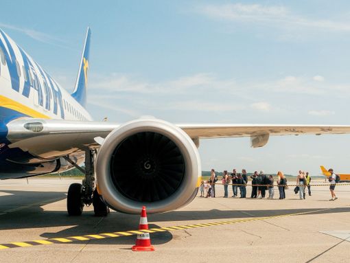 Il volo da Torino parte con ore di ritardo: risarcimento da mille euro per quattro passeggeri