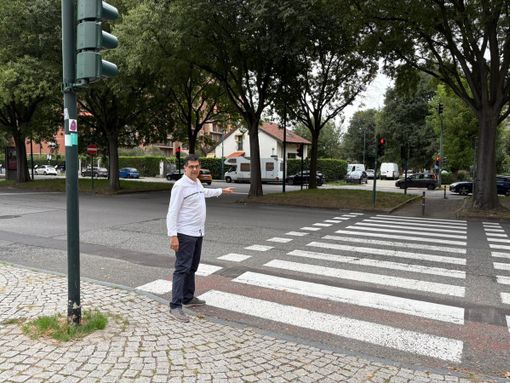 Il consigliere Schirru davanti all'attraversamento di corso Allamano