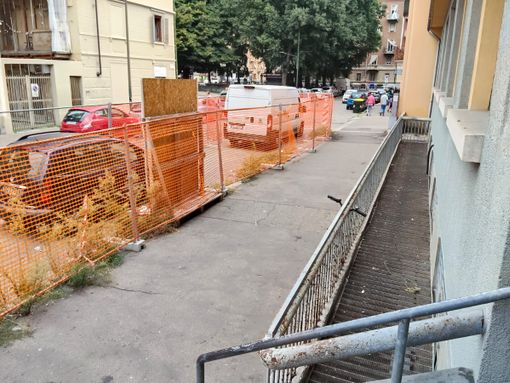 Le condizioni della scalinata davanti alla mutua