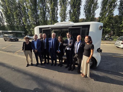 Bus a guida autonoma pronto a partire con passeggeri (e autisti) a bordo