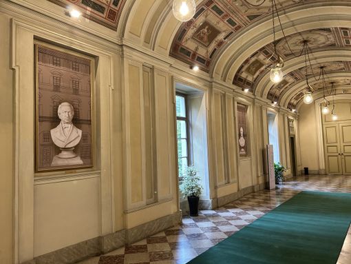 Prefettura, sulla galleria dell’Alfieri vegliano i presidenti del Consiglio dell’800