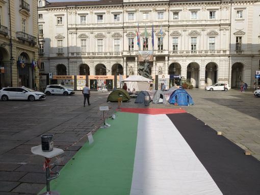 Il genocidio di Gaza davanti al Comune di Torino, con piazza Palestina