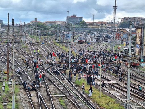 I  manifestanti bloccano i binari dei treni, circolazione sospesa a Porta Nuova