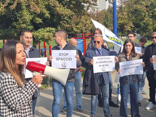 La contestazione della Lega al giardino Madre Teresa