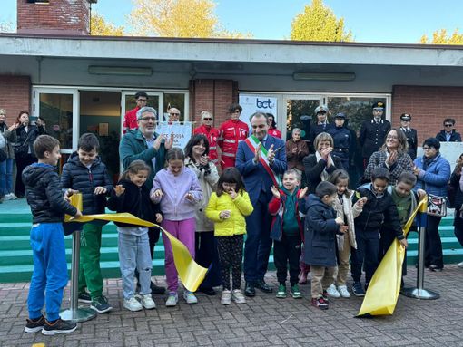 Il taglio del nastro della nuova biblioteca a Mirafiori Sud Il taglio del nastro della nuova biblioteca a Mirafiori Sud